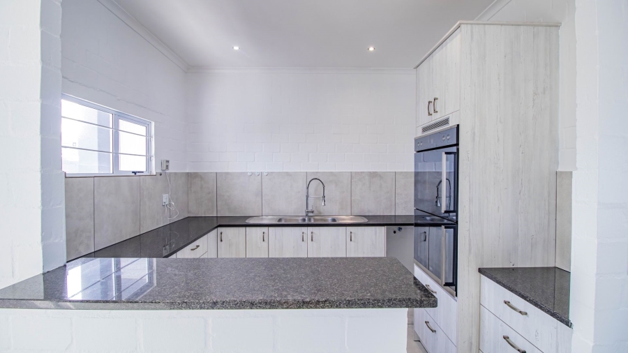 4 Bedroom Property for Sale in Hoogland Western Cape